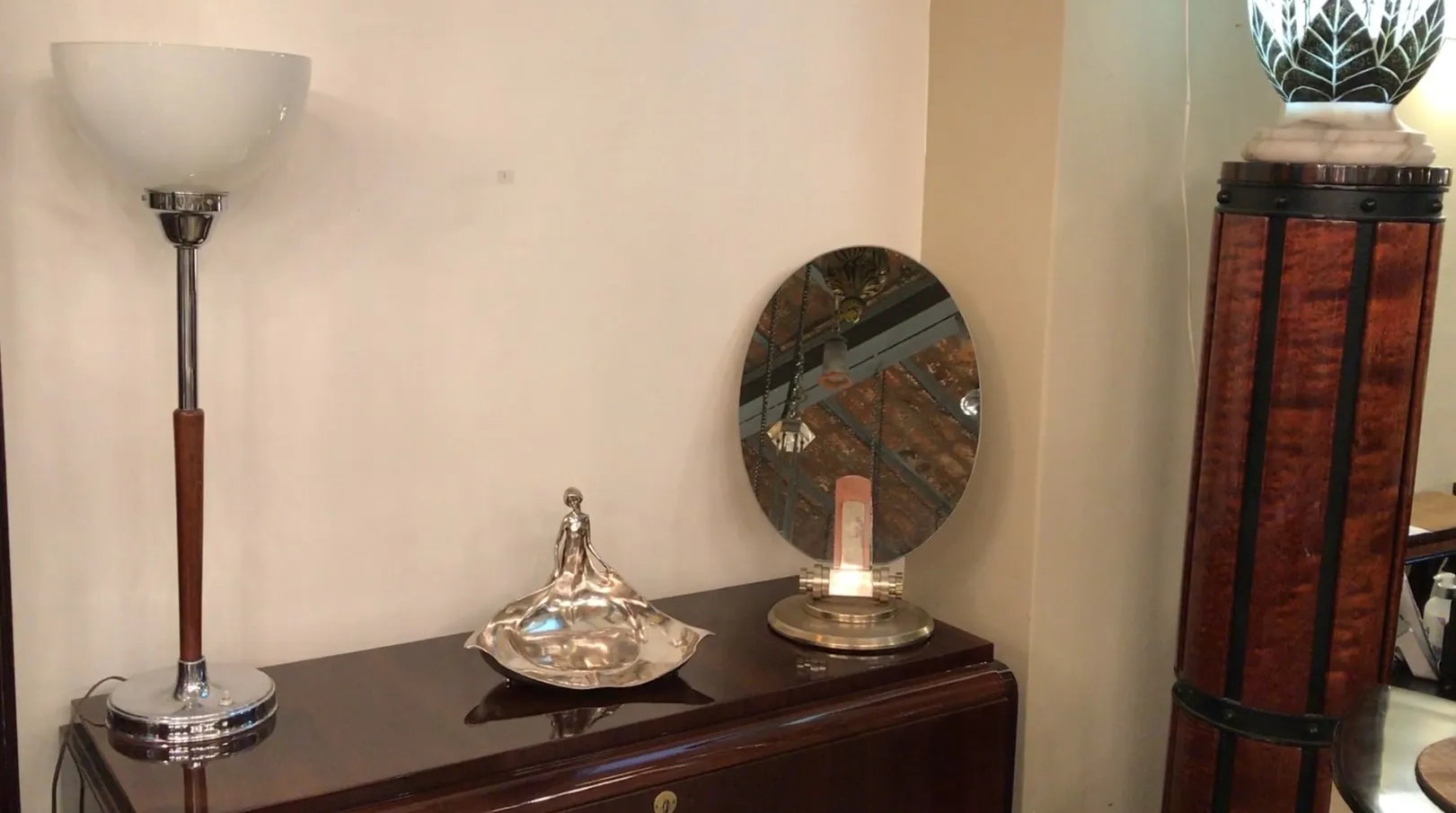 우아하게 전시된 앤티크 편지 트레이 ORIVIT