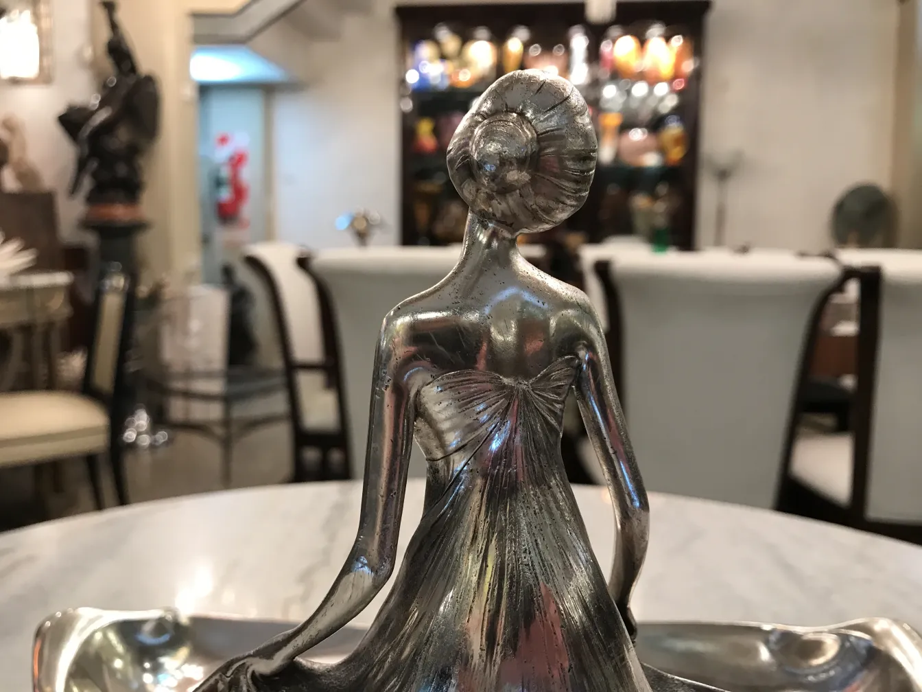 bandeja de cartas antiga ORIVIT com figura decorativa em ambiente elegante