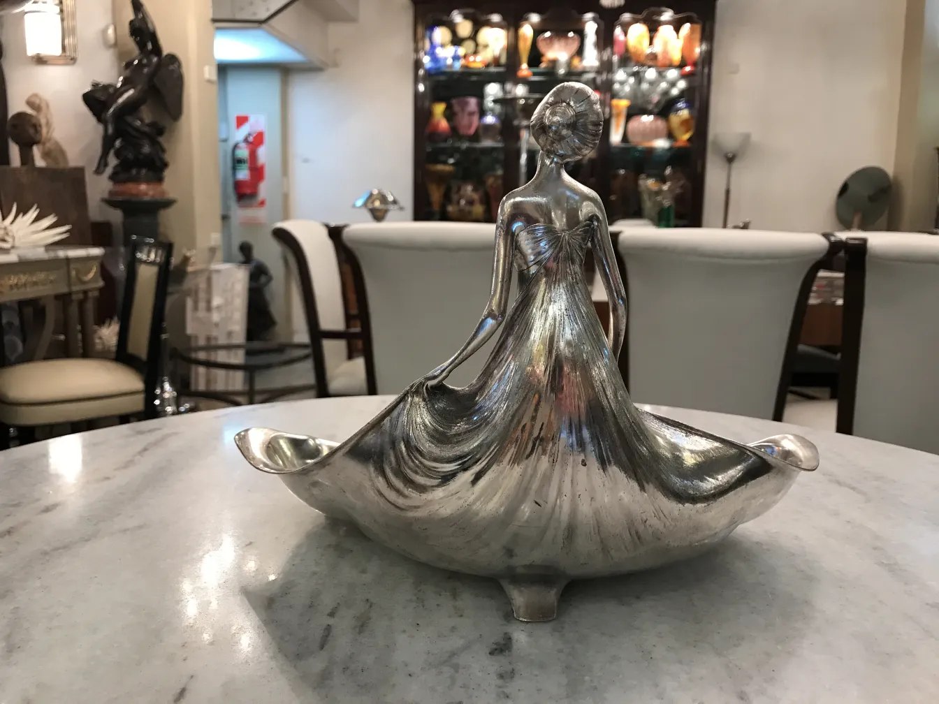 Antigua bandeja de cartas ORIVIT con diseño elegante, rodeada de muebles antiguos.