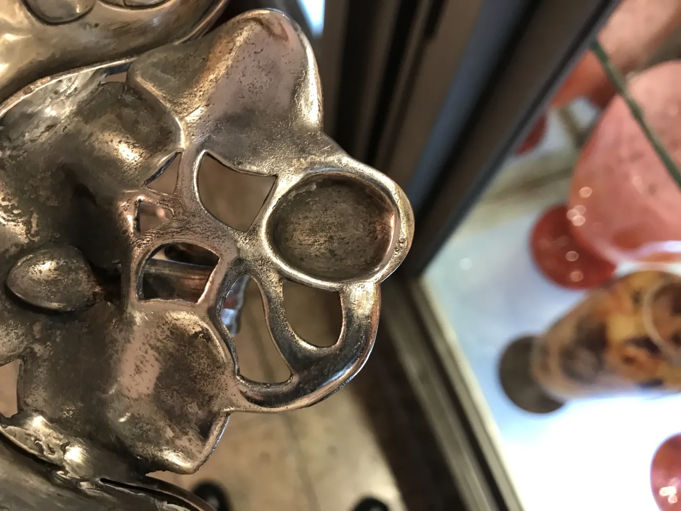 Plateaux de carte ancien WMF avec un design unique. Fond avec des objets décoratifs.