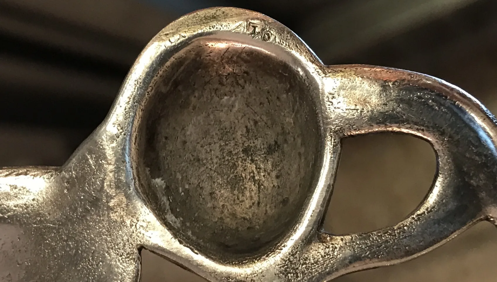 पुरानी पत्र ट्रे WMF जिसमें सुंदर डिजाइन है, कागजी दस्तावेज़ों को व्यवस्थित करने के लिए आदर्श।