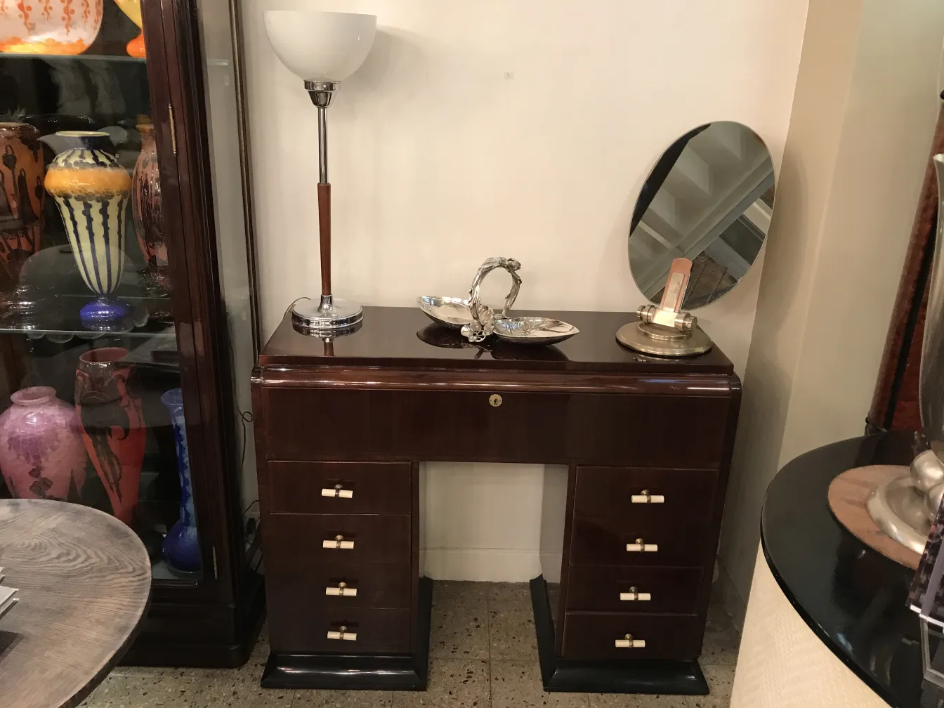 Bandeja de cartas antigua WMF sobre una mesa con decoración.