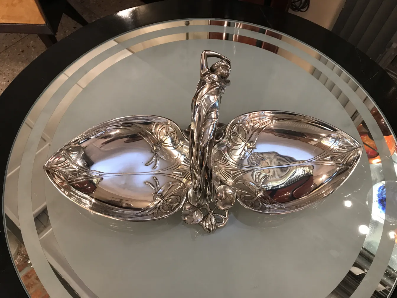 bandeja de cartas antigua WMF con detalles decorativos, objetos secundarios alrededor