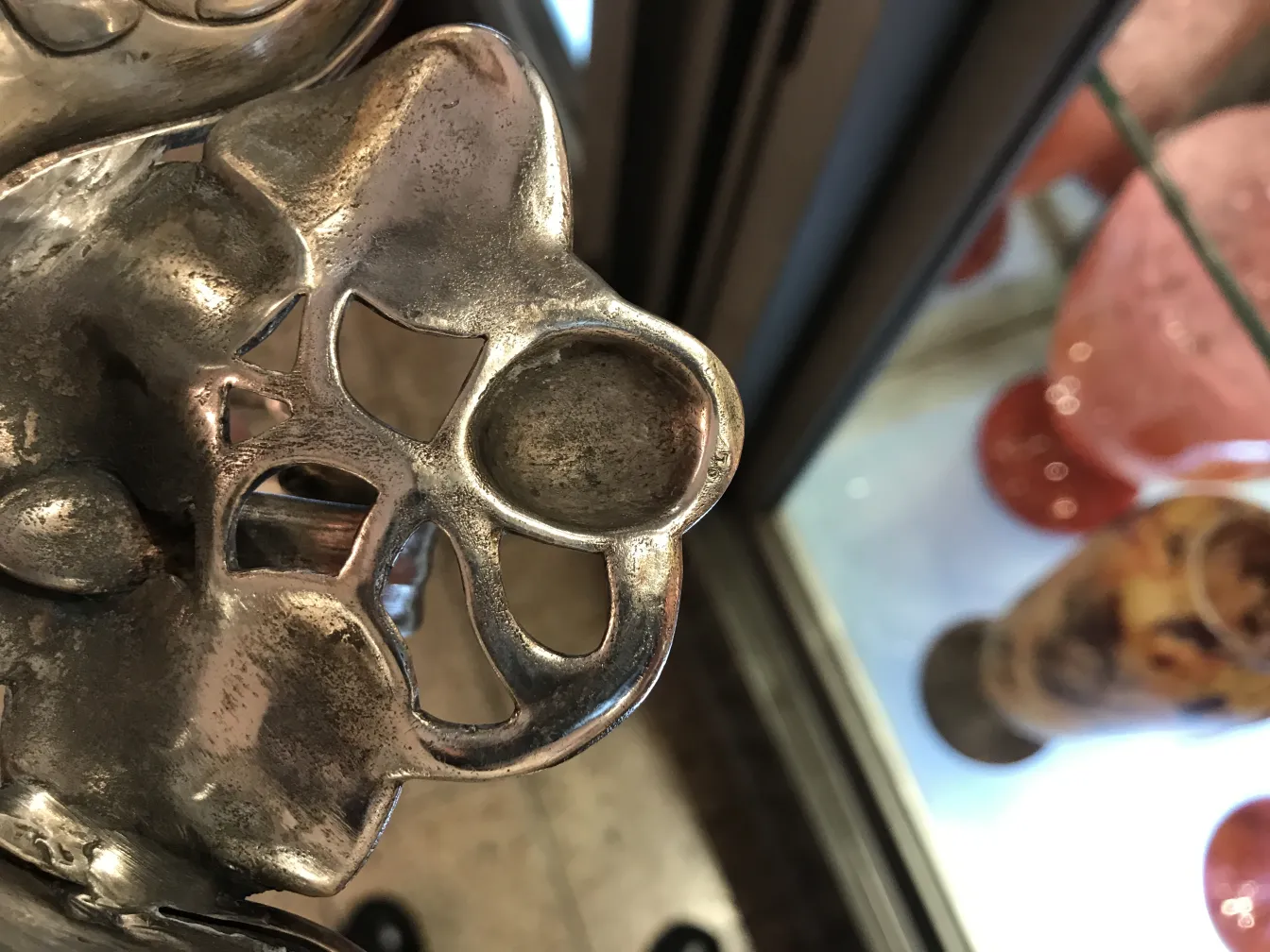 Bandeja de cartas antiga WMF com design elegante, fundo de exibição.