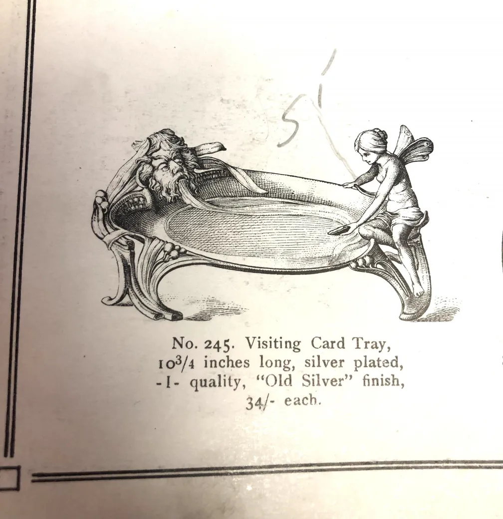 antikes Kartenfach mit dekorativen Details