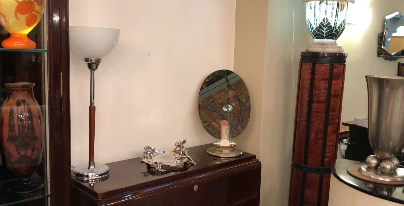 антикварный металлический лоток для карточек WMF с элегантным дизайном в декоративной обстановке