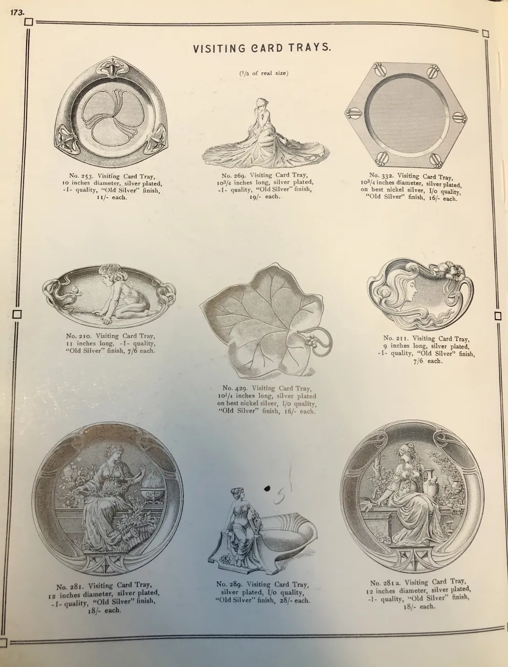 plateau antique pour cartes WMF avec des décorations élégantes dans un cadre d'antiquités