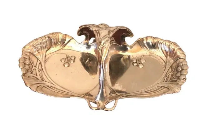 पुरानी पत्र ट्रे WMF, जिसमें सजावटी विशेषताएं हैं