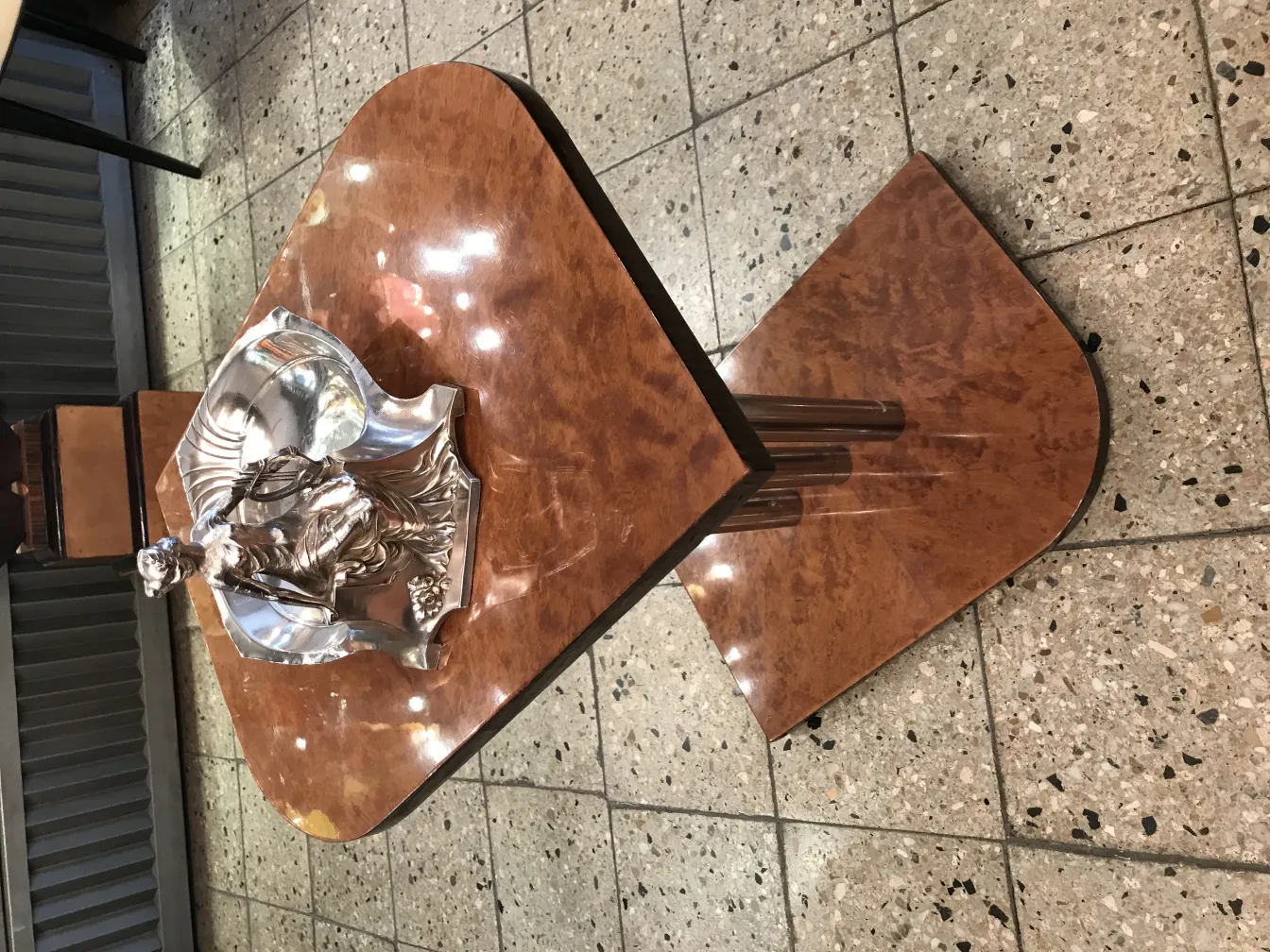 Antikes Kartenfach WMF mit dekorativer Figur auf Holztisch.