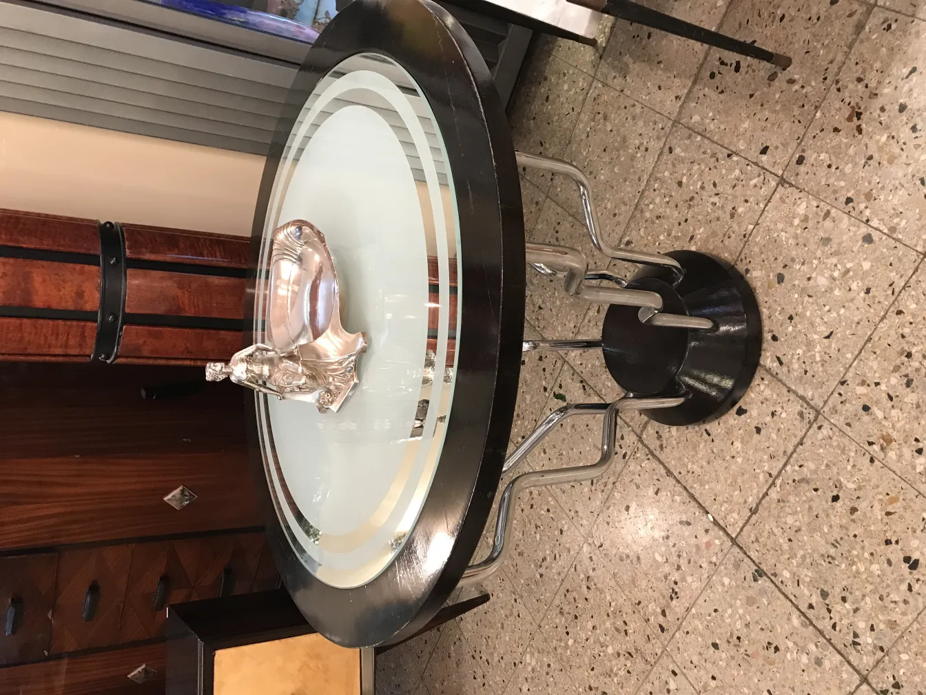 vassoi per carte antica wmF su un tavolo moderno, sfondo vario