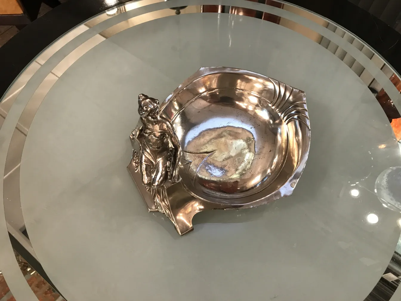 Plateaux de carte ancien WMF avec figure ornementale, élégant et décoratif.