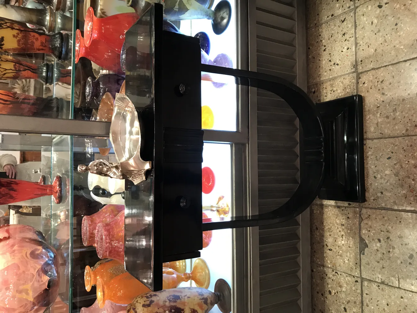 Antikes Kartenfach WMF mit bunten Vasen im Hintergrund