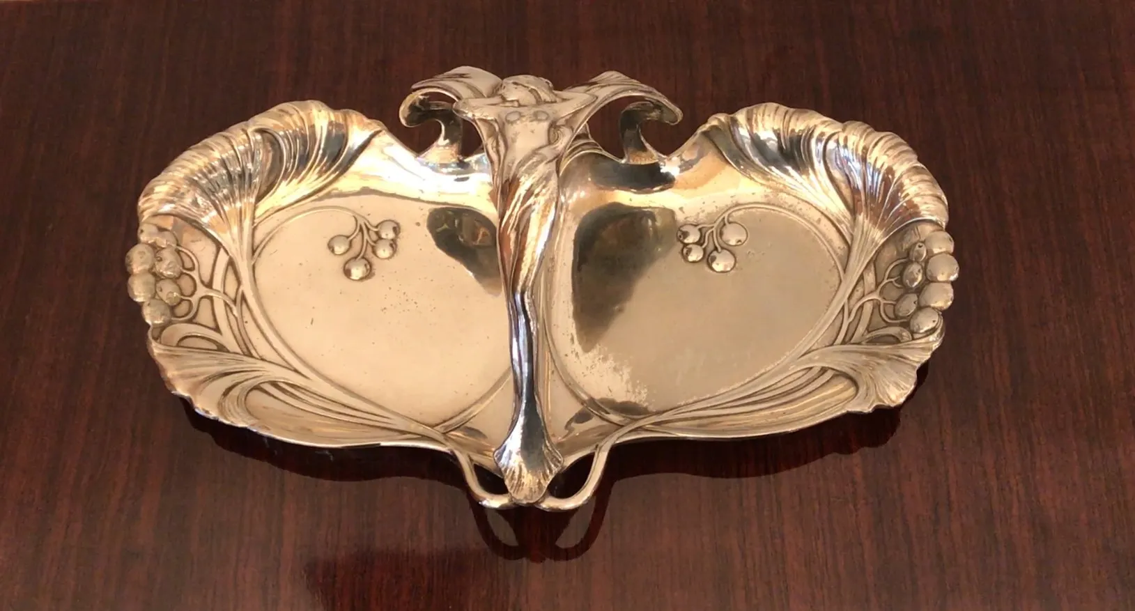 plateau de cartes ancien avec détails ornementaux