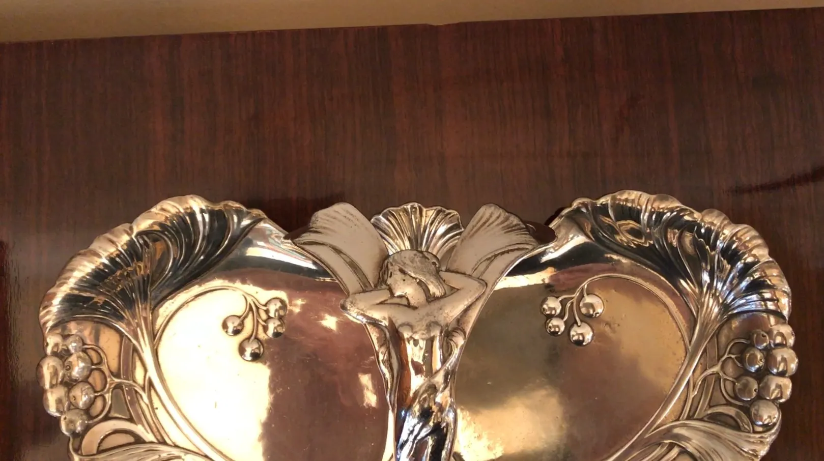 vassoio per carte antico WMF con dettagli decorativi, sfondo in legno