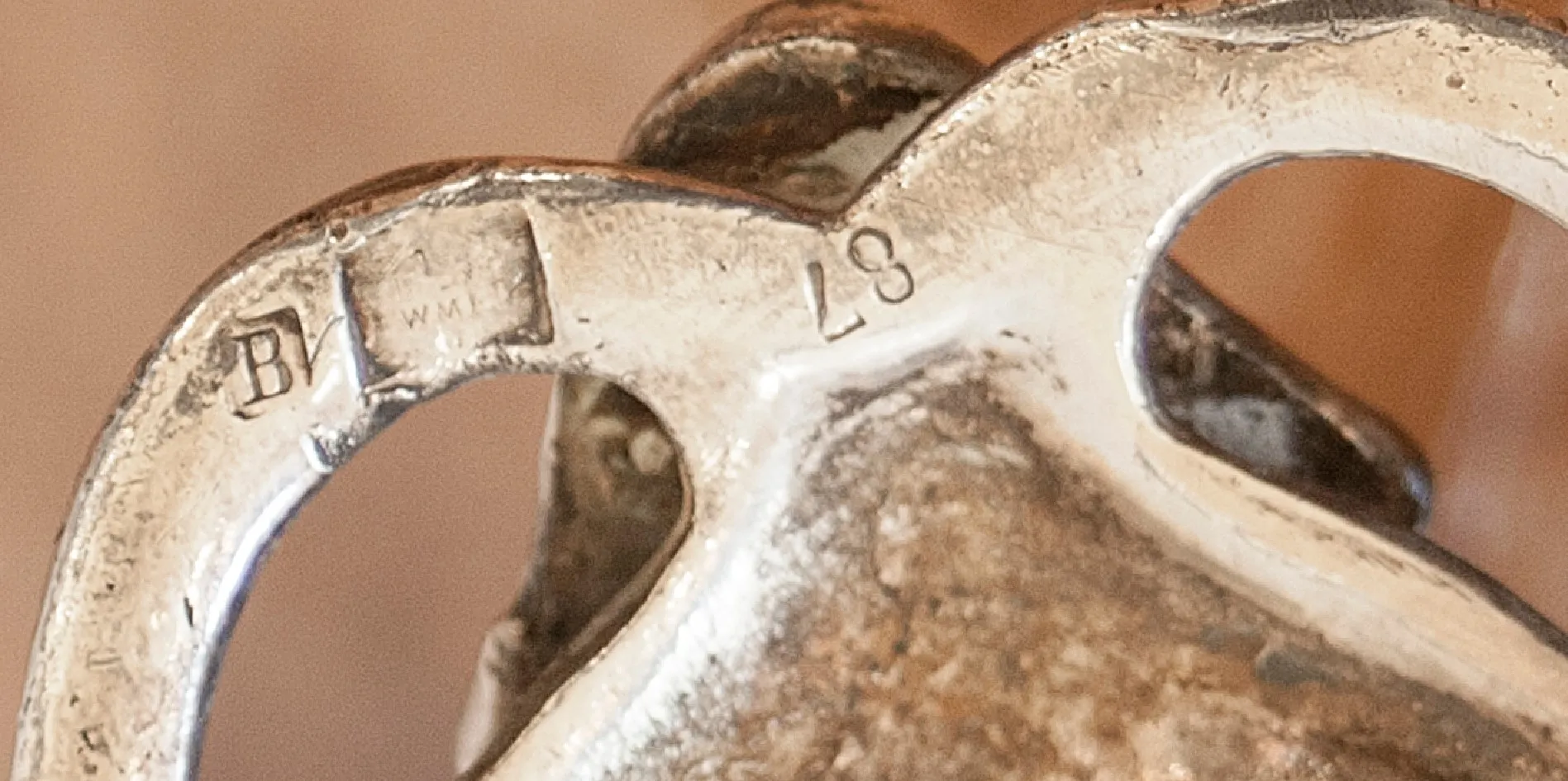 प्राचीन पत्र ट्रे WMF जिसमें नक्काशियाँ हैं