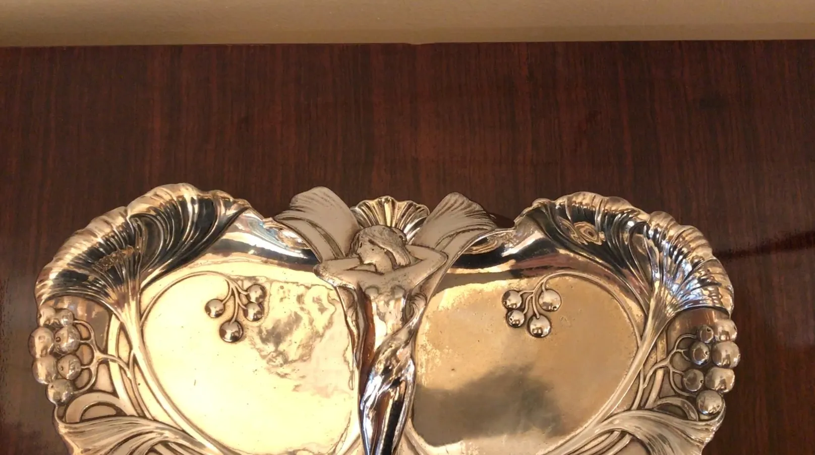 bandeja antiga para cartas com design floral elegante