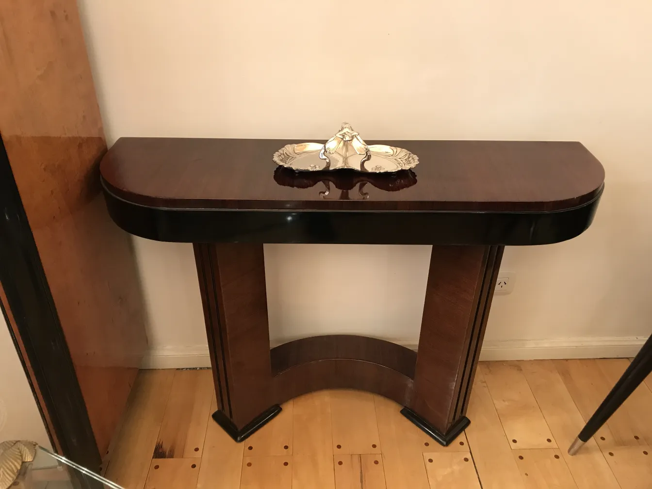 Vassoi antichi per carte WMF con bordo decorativo in un ambiente elegante.