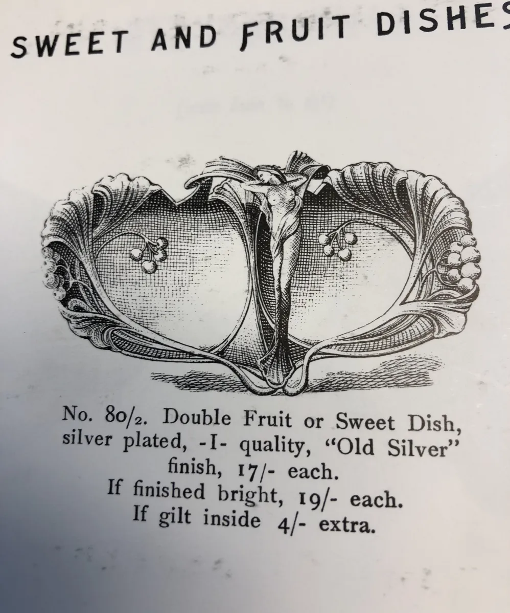 bandeja de cartas WMF de antigüedad con decoración floral, sobre un fondo antiguo