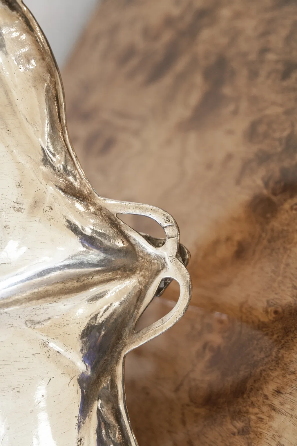 古董WMF卡片托盘，优雅的曲线设计，放在木桌上