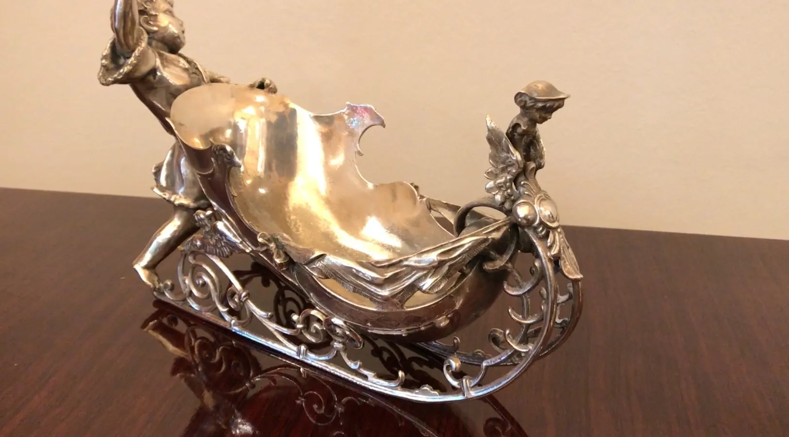 세련된 디자인의 고전적인 카드 트레이 wmf