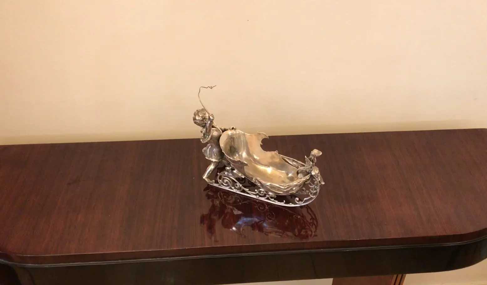 bandeja antigua para cartas con diseño ornamentado.