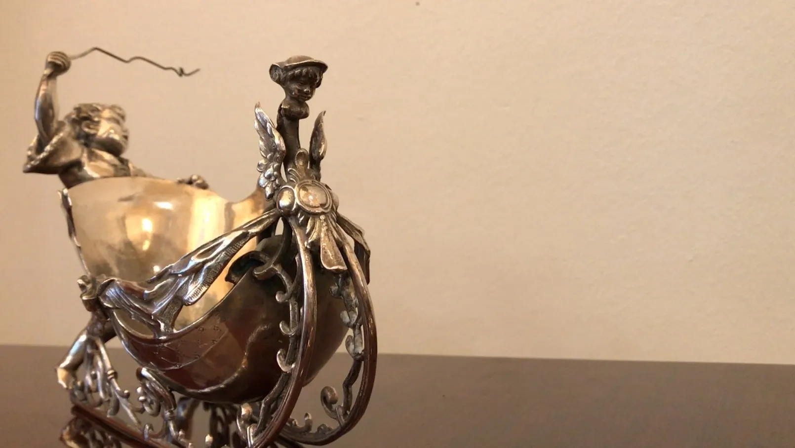 Vassoi per carte antica WMF con dettagli artistici, design elegante e figura decorativa