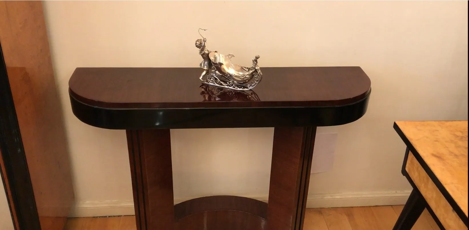 antiker kartenfach wmF mit eleganter form in einem klassischen ambiente