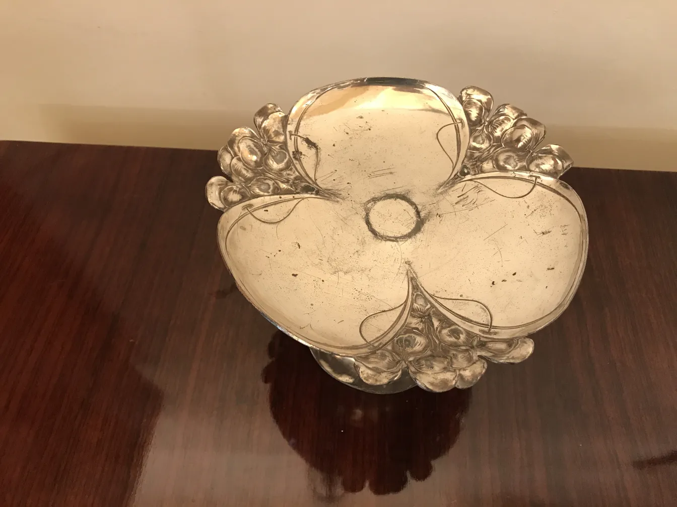 Bandeja de cartas antigua WMF con diseño decorativo y elegante