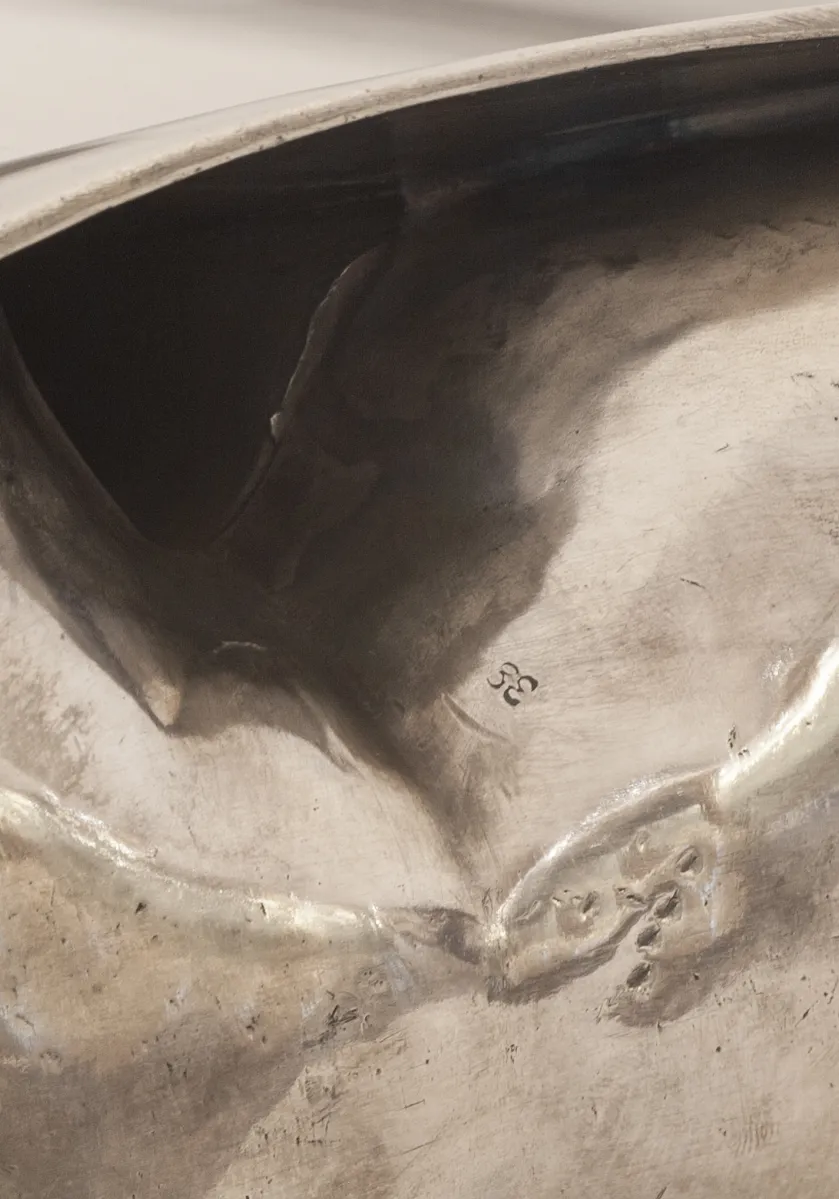 detalhe de uma antiga bandeja de cartas WMF, design elegante