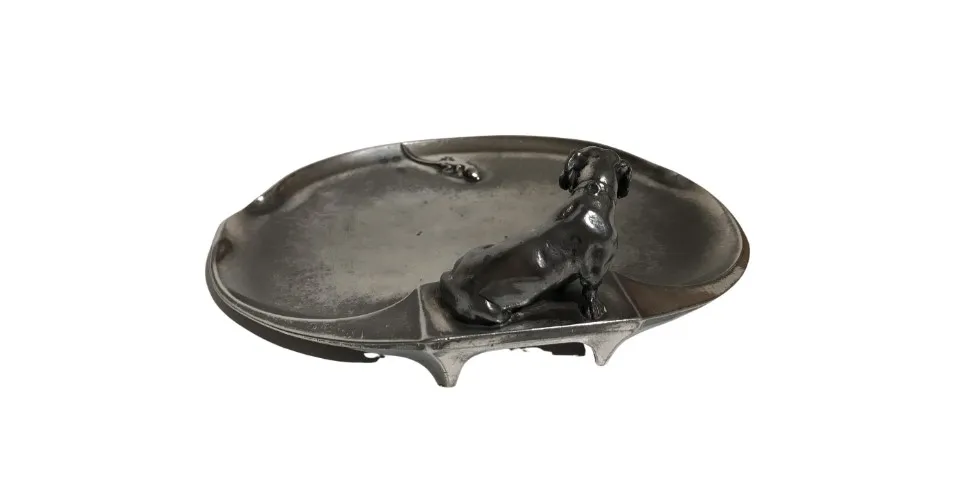 antiker träger mit hundefigur für karten