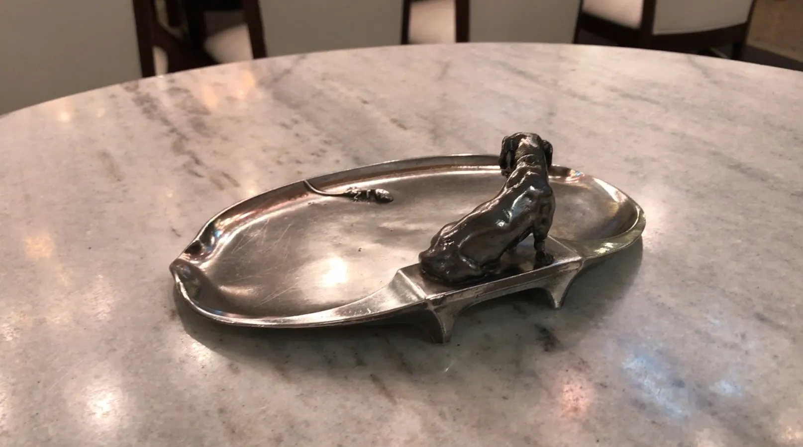 bandeja de cartas antigua WMF con figura de perro en un entorno acogedor