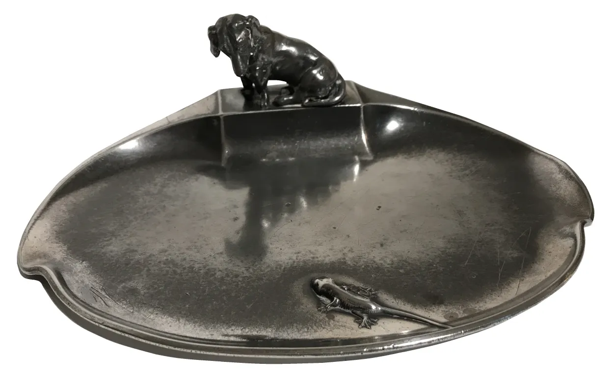 bandeja de cartas antigua WMF con perro y lagarto, diseño detallado