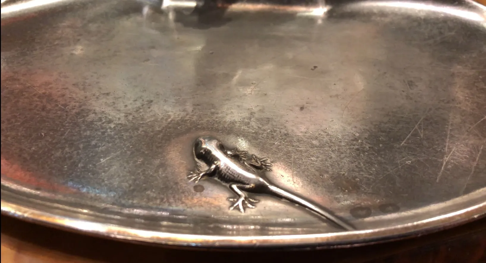 bandeja de cartas antiga WMF com detalhe de um lagarto