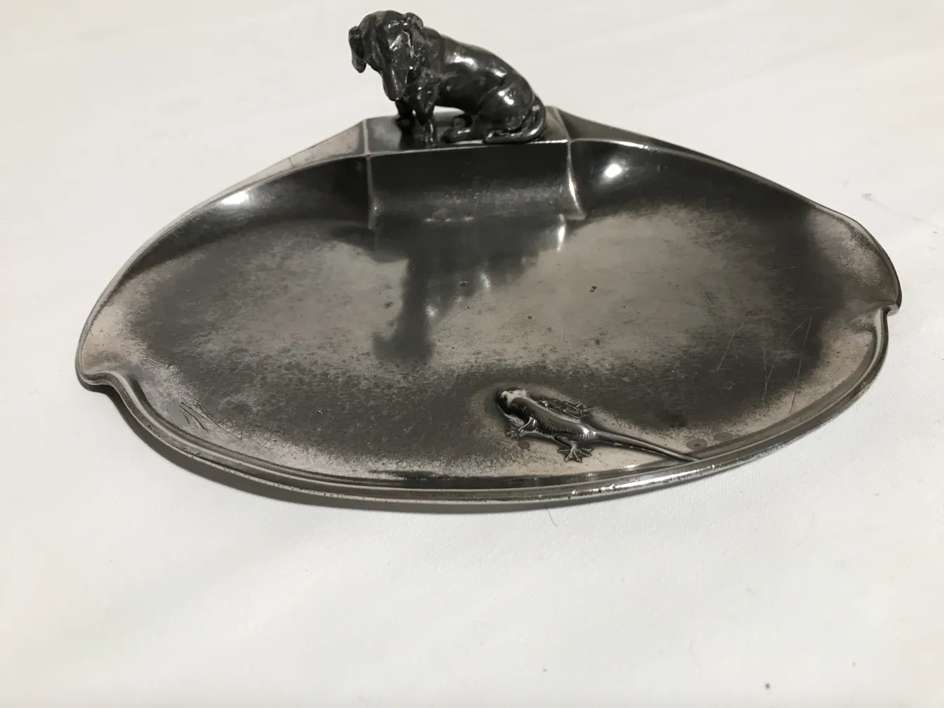 antikes Kartenfach mit Hund und Salamander, detailliertes Design