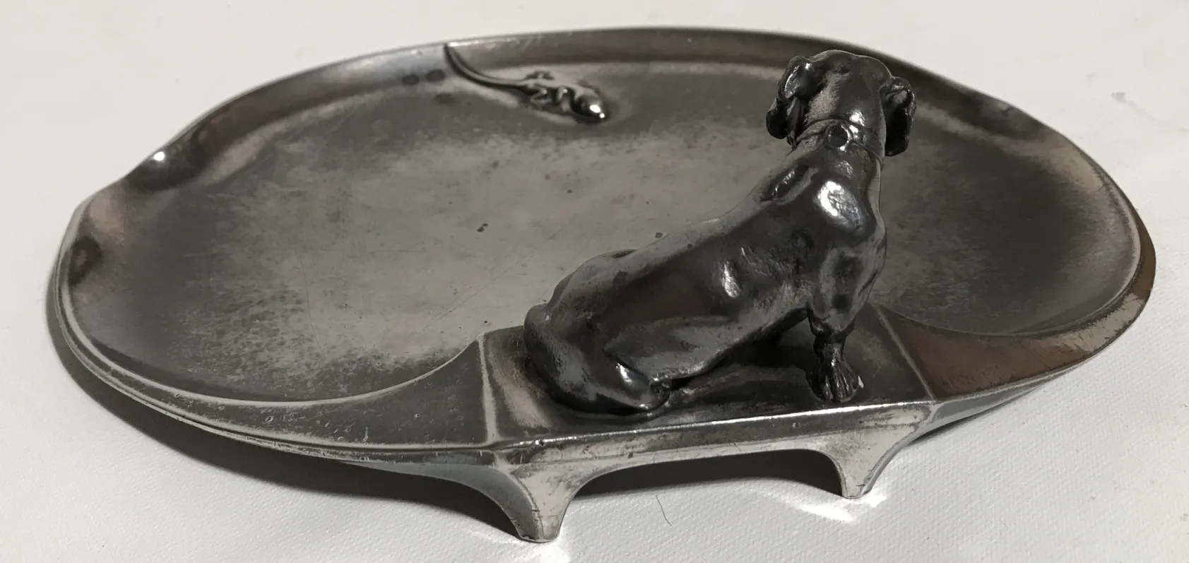 bandeja de cartas antiga com uma figura de cachorro