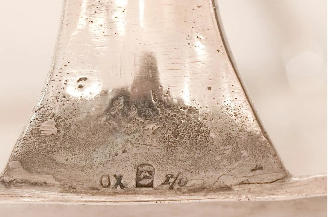 古董卡片托盘 WMF置于中性色背景上