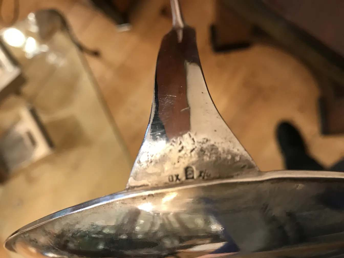 antikes Kartenfach WMF, mit dekorativem Rand, in einer gemütlichen Umgebung