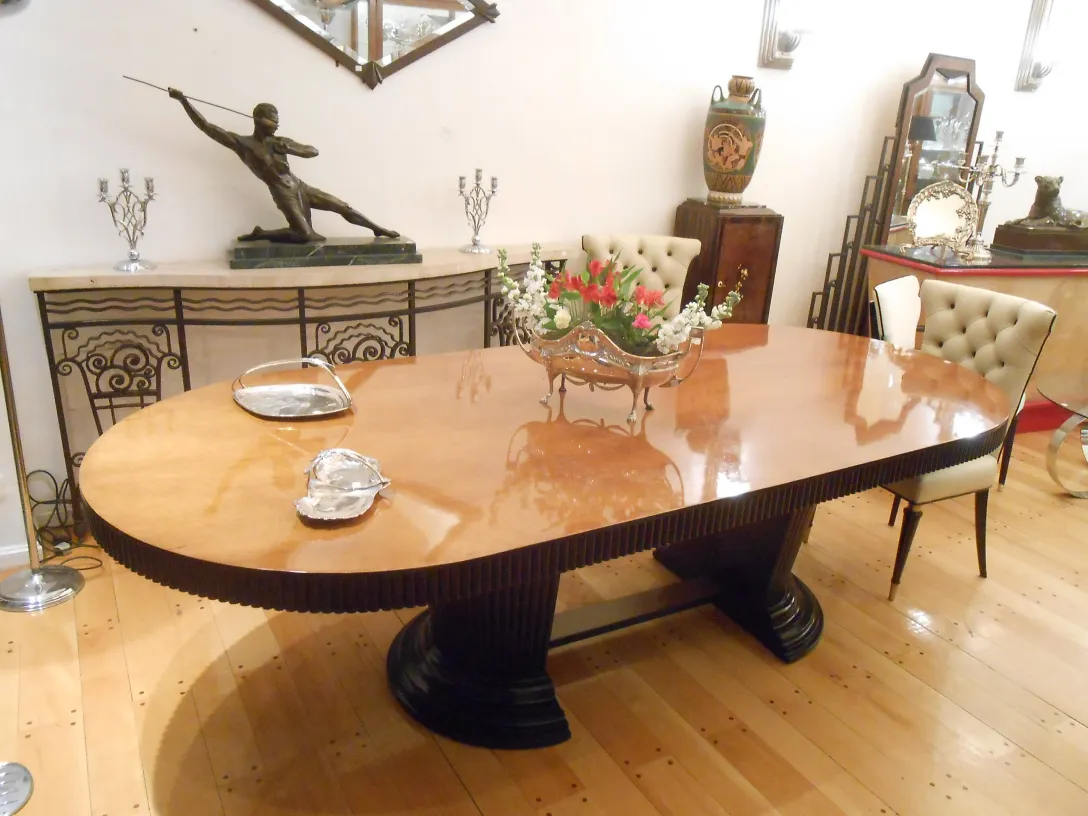 antikes Kartenfach WMF mit elegantem Design, Blumen in der Umgebung.