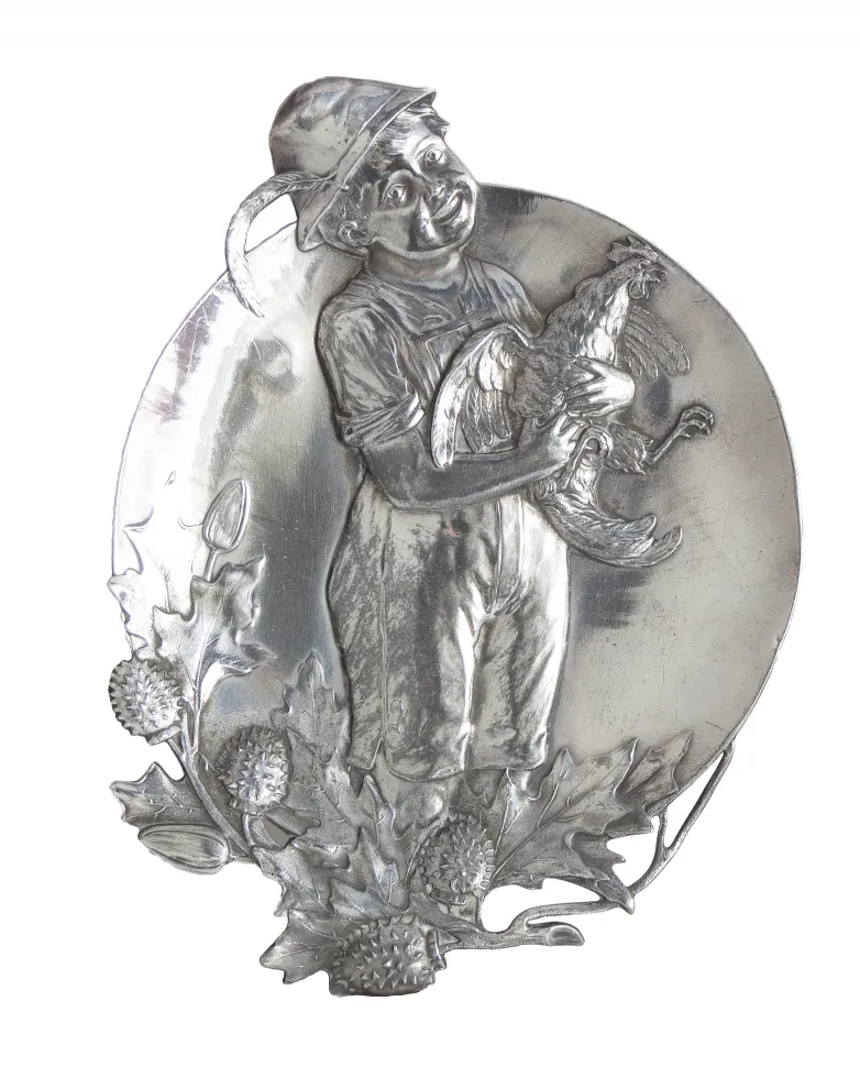 античный лоток для карточек WMF с мальчиком, держащим петуха, окруженный листьями