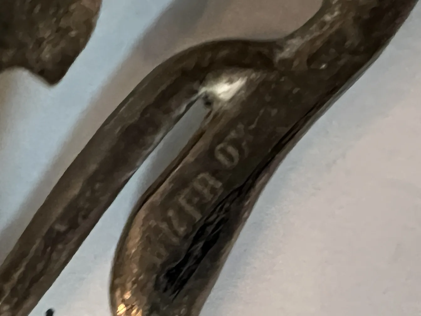 plateau de carte ancien WMF avec design unique, parfait pour organiser la correspondance, ambiance chaleureuse.