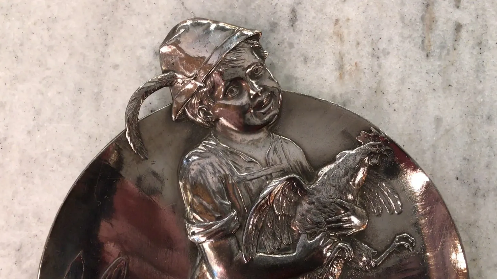 子供が鶏を持っているアンティークレタートレイ。