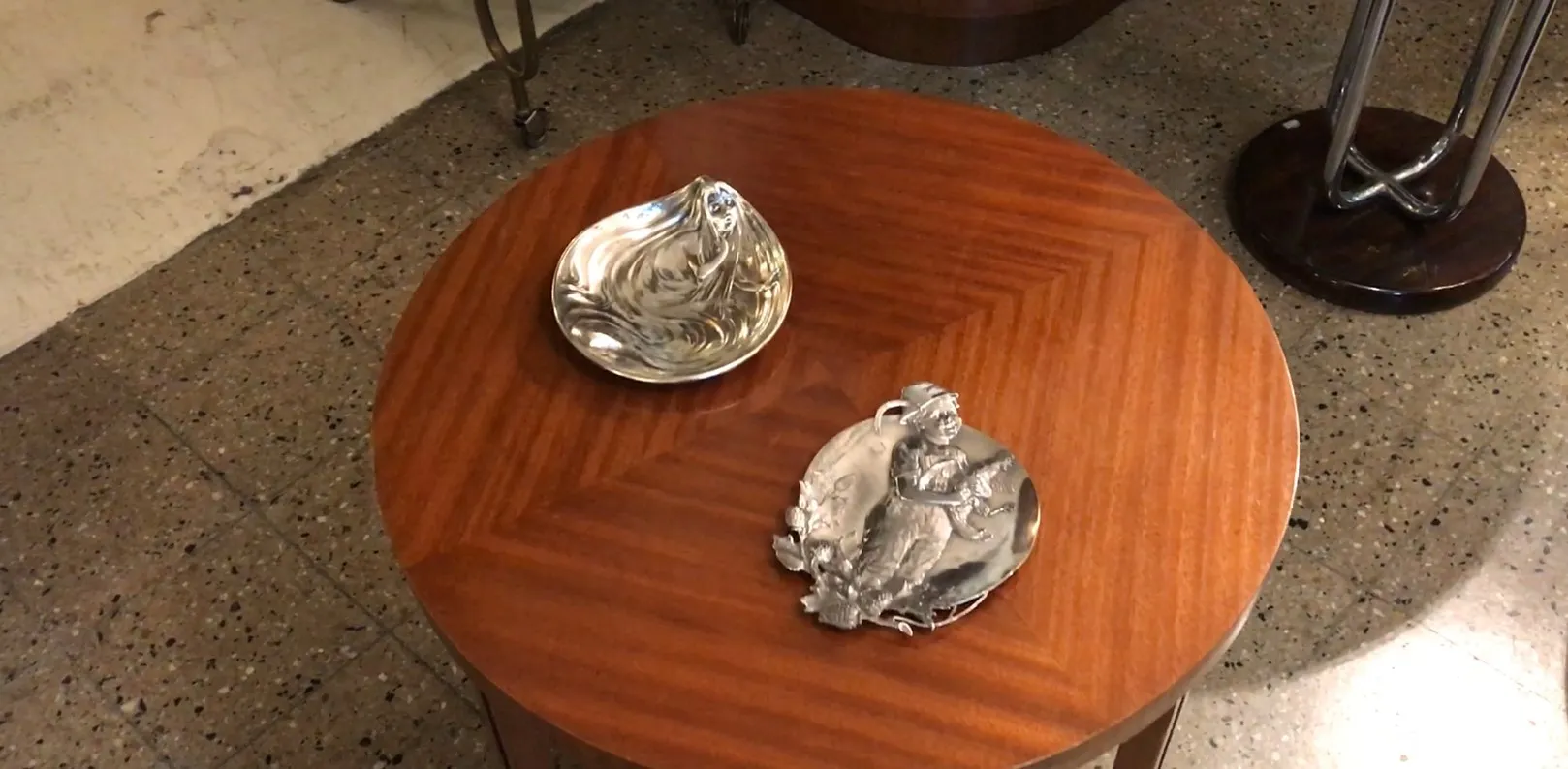 古董卡片托盘WMF放在木桌上