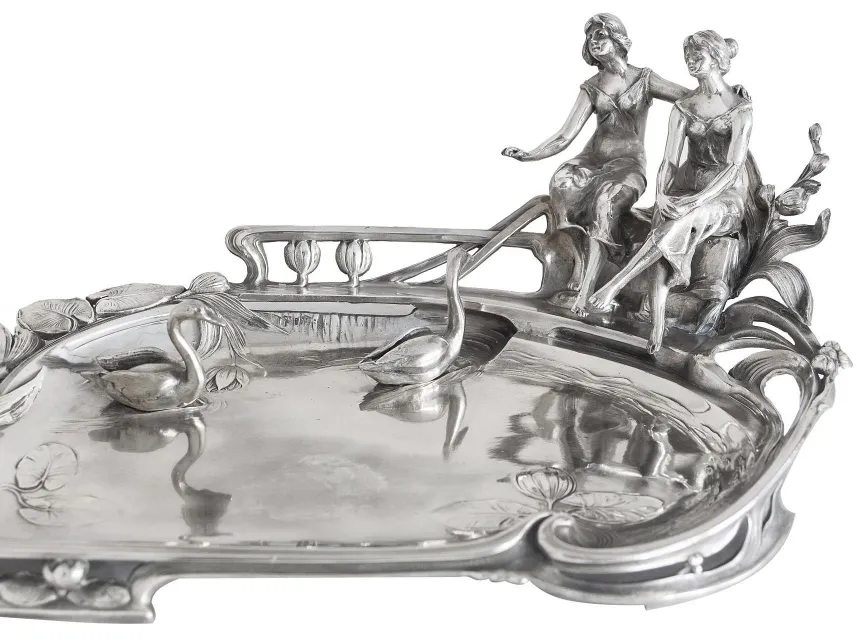 vassoi per carte antichi con elementi decorativi e figure