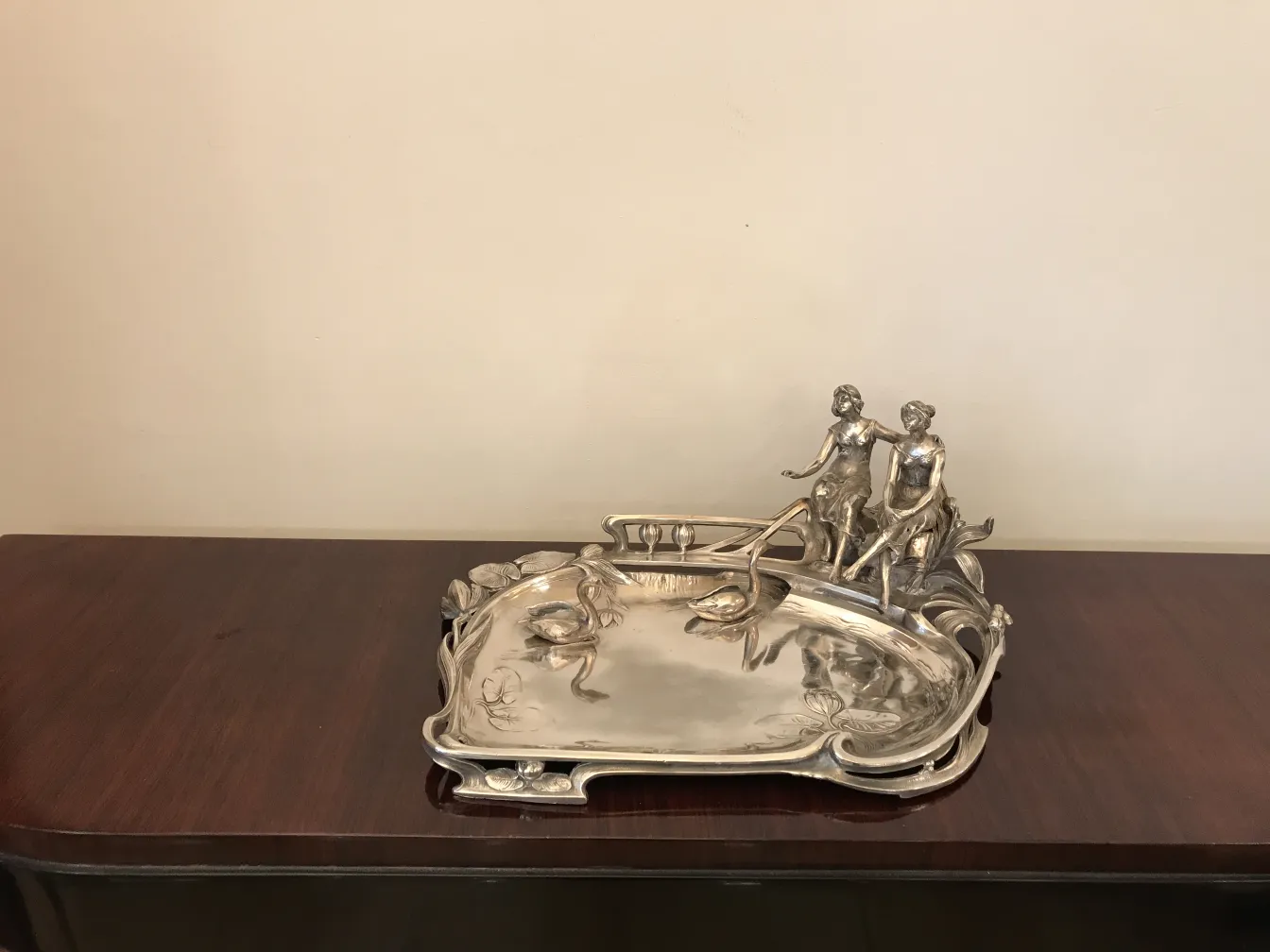 bandeja de cartas antiga com figuras decorativas e formas elegantes