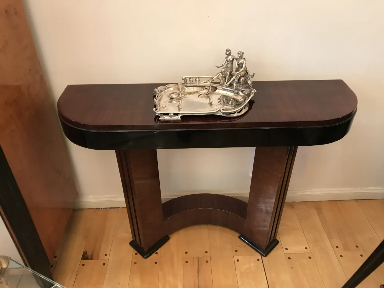 bandeja de cartas WMF sobre uma mesa elegante com figura