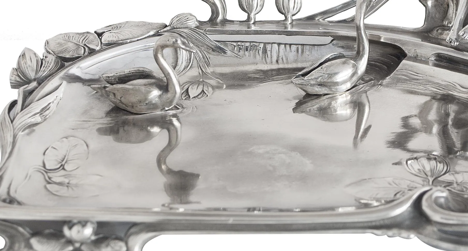 plateaux de carte antique WMF avec des dessins de grues et de fleurs.