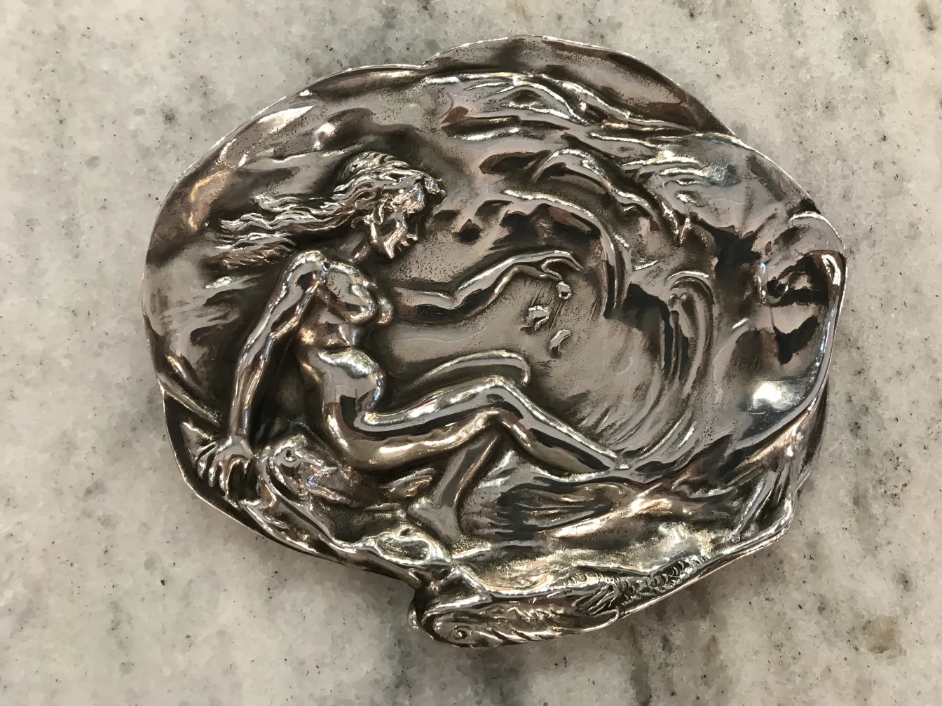 Antikes WMF-Kartenfach mit filigranem Design, in klassischer Umgebung.