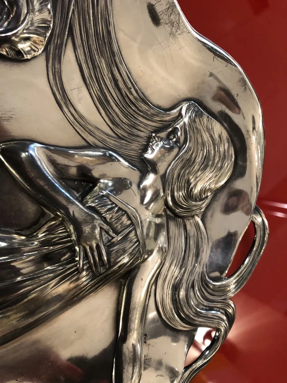 앤티크 편지 트레이의 복잡한 디자인