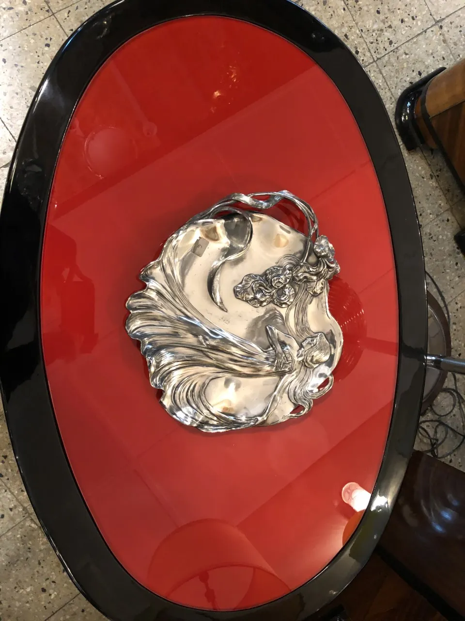 vassoi per carte antichi WMF su un tavolo rosso con dettagli