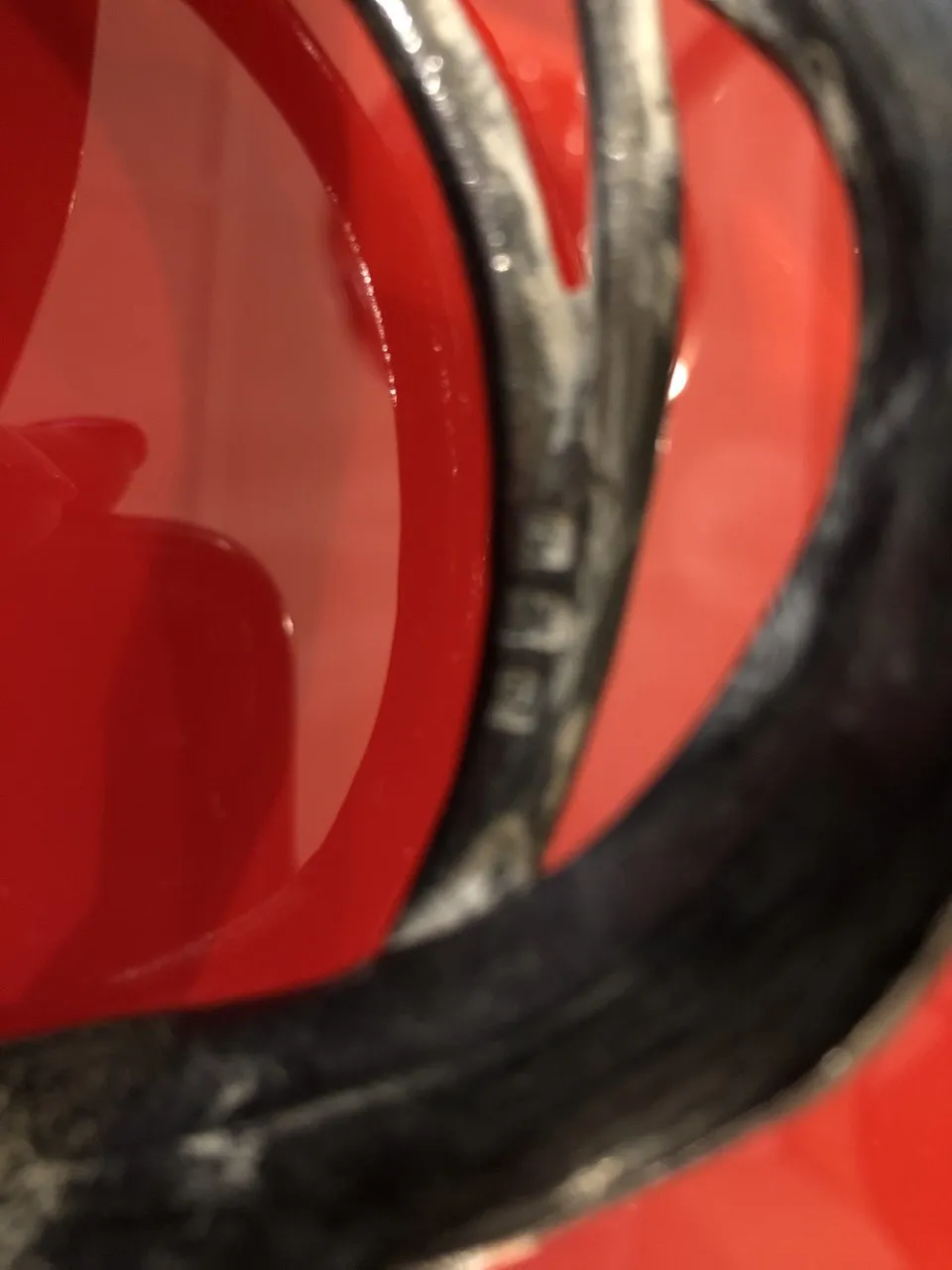 plateaux de carte ancien WMF avec design élégant sur fond rouge